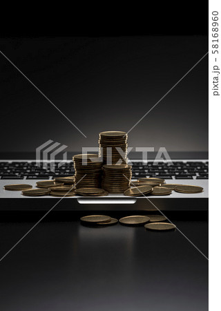 お金とパソコン 58168960