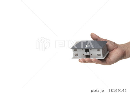 手に持った集合住宅の模型 58169142
