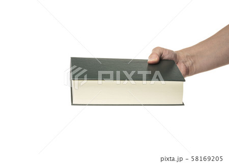 本を手渡す 58169205