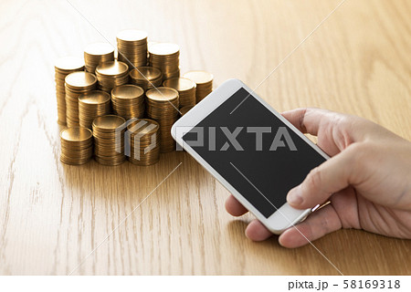 積み上げたお金 スマートフォン 58169318