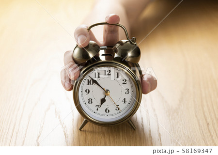 目覚し時計を止める 目覚し時計を止める 58169347