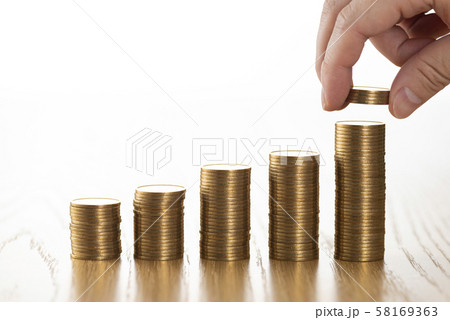 お金を積み上げる 58169363