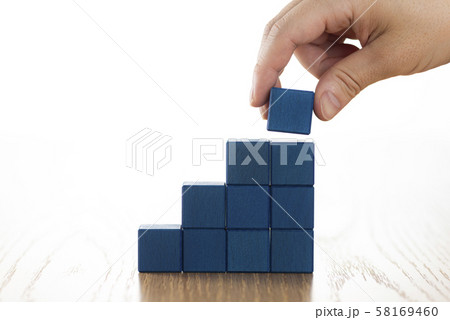ブロックを積み上げる 58169460
