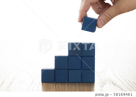 ブロックを積み上げる 58169461