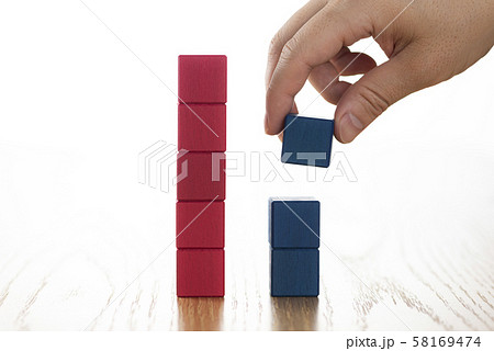 赤青ブロックを積み上げる 58169474