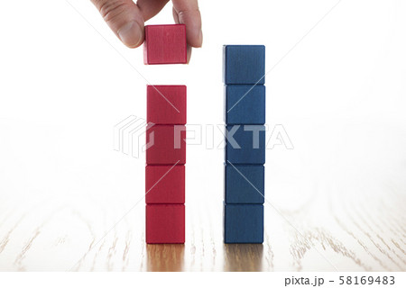 赤青ブロックを積み上げる 赤青ブロックを積み上げる 58169483