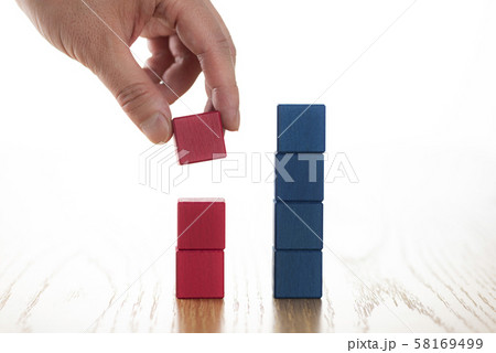 赤青ブロックを積み上げる 赤青ブロックを積み上げる 58169499