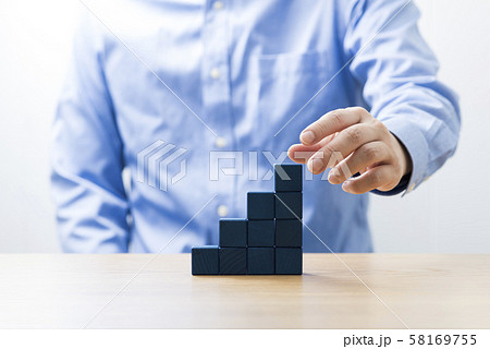 ブロックを積み上げる ブロックを積み上げる 58169755