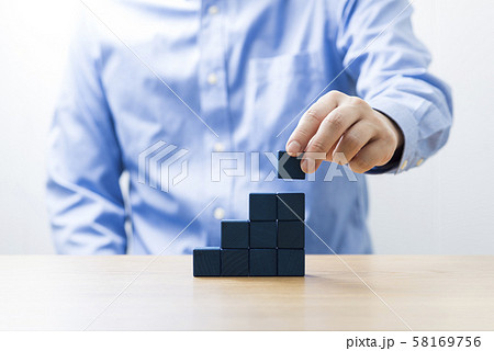 ブロックを積み上げる ブロックを積み上げる 58169756