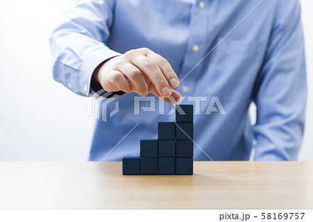 ブロックを積み上げる ブロックを積み上げる 58169757
