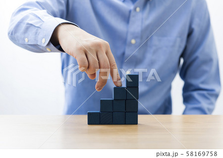 ブロックを積み上げる ブロックを積み上げる 58169758