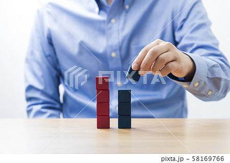 ブロックを積み上げる男性 ブロックを積み上げる男性 58169766