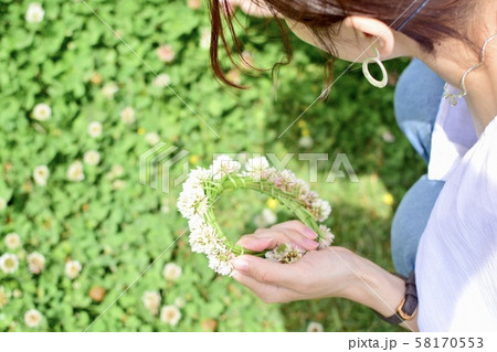 シロツメクサの花かんむりの写真素材