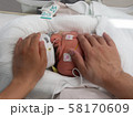NICUの赤ちゃん　タッチケア 58170609