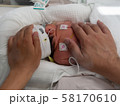 NICUの赤ちゃん　タッチケア 58170610