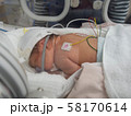 NICU　赤ちゃん　呼吸器　うつ伏せ 58170614
