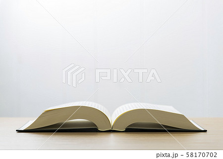 開いた本 コピースペース 58170702