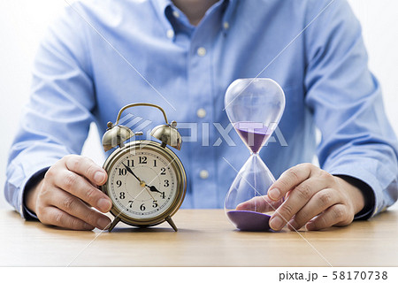 ビジネスマン 砂時計 58170738