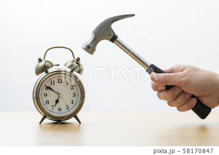 目覚し時計をぶっ壊すの写真素材