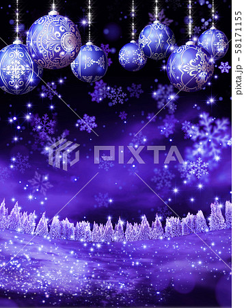 キラキラ クリスマス オーナメントと雪景色 イメージ 縦 58171155