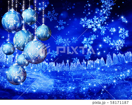 キラキラ クリスマス オーナメントと雪景色 イメージ 横 58171187