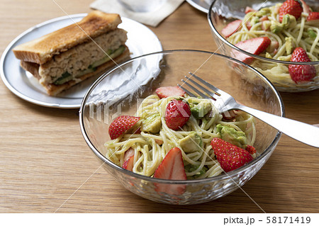 苺とアボカドの冷製スパゲティと豆腐ハンバーグサンド 苺とアボカドの冷製スパゲティと豆腐ハンバーグサンド 58171419