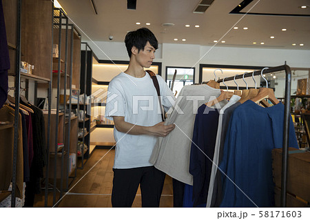 男性　服　買い物 58171603