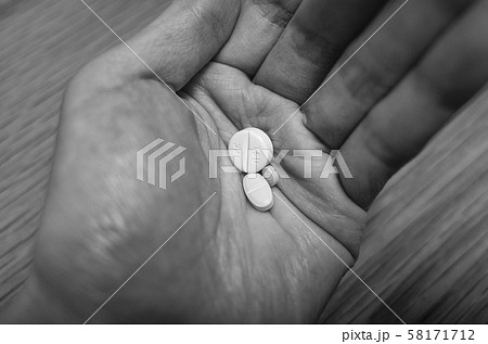 手のひらに乗せた薬 手のひらに乗せた薬 58171712