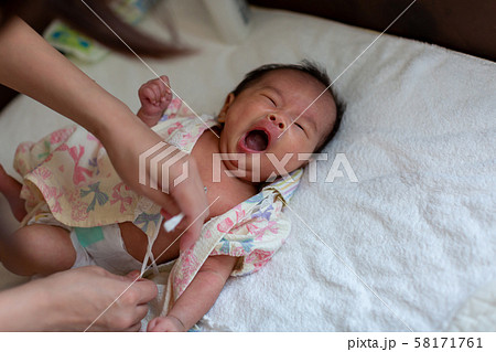 お風呂上がりの新生児と母親の写真素材