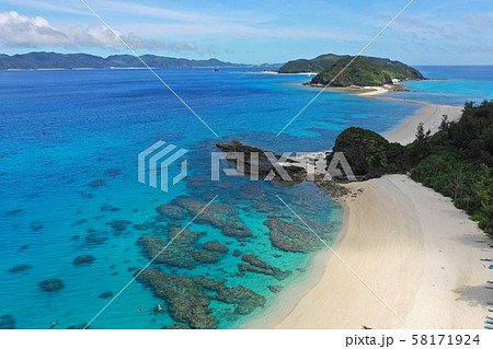 古座間味ビーチの海岸線の空撮 古座間味ビーチの海岸線の空撮 58171924