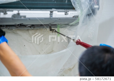 冷房　エアコン　空調 エアコンクリーニング　ハウスクリーニング　汚れたクーラーのフィルター　大掃除　 58172671