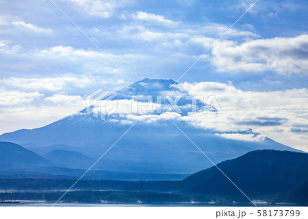 富士山、山梨県本栖湖にて 富士山、山梨県本栖湖にて 58173799