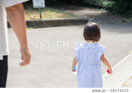 歩く子供 歩く子供 58174223