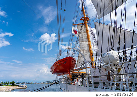 富山県 海王丸パーク 帆船の総帆展帆 マストと帆 ボートの写真素材