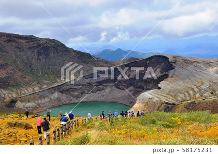蔵王の御釜を見学する人々 58175231