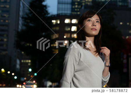 残業帰りのビジネスウーマン 丸の内 東京 都会 日本人女性 残業帰りのビジネスウーマン 丸の内 東京 都会 日本人女性 58178872