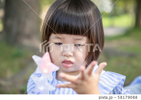 おままごとする女の子 おままごとする女の子 58179088