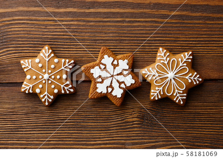 Christmas gingerbread snowflakes on wooden planks Christmas gingerbread snowflakes on wooden planks 58181069