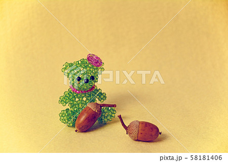 ビーズテディベアとドングリ 58181406