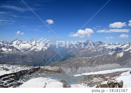 ヨーロッパ最高地点のグレーシャー・パラダイス展望台からのマッター谷とツエルマット 58181567