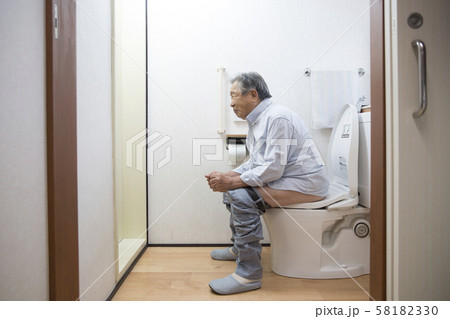 便秘の日本人シニア男性 58182330