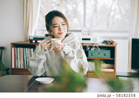部屋でコーヒーを飲む女性 部屋でコーヒーを飲む女性 58182358