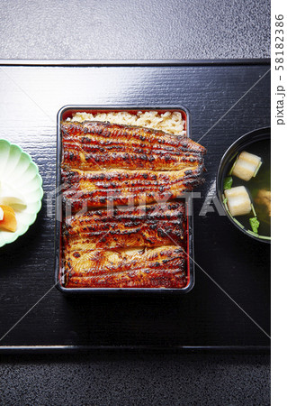 鰻重とお吸物と漬物 鰻重とお吸物と漬物 58182386