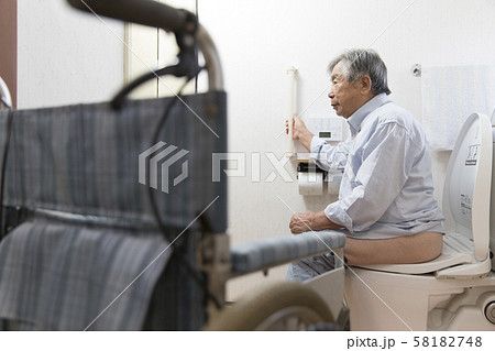 バリアフリートイレを使用中のシニア男性 58182748