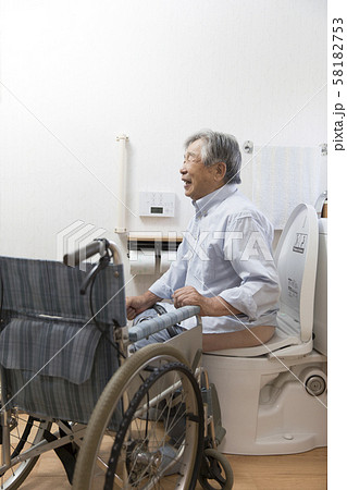 バリアフリートイレを使用中のシニア男性の写真素材 バリアフリートイレを使用中のシニア男性の写真素材
