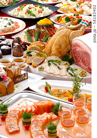 クリスマス　パーティー　ディナー　食品　料理　ブッフェ　ローストチキン　ステーキ　デザート　 58183402