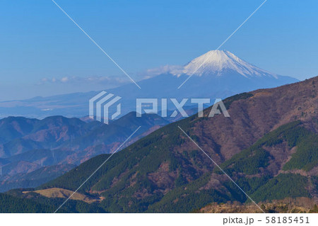 神奈川県伊勢原大山 国定公園大山口登山道の富士見台20丁目道標から見た富士山 58185451