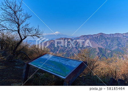 神奈川県伊勢原大山の山頂から見る富士山と景観図 神奈川県伊勢原大山の山頂から見る富士山と景観図 58185464