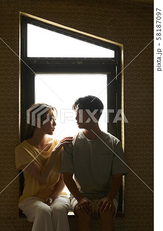 カップル　ムーディーイメージ 58187097