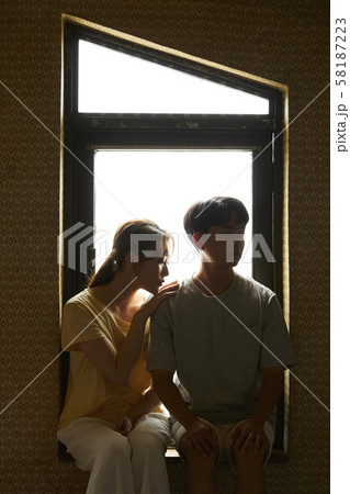 カップル　ムーディーイメージ 58187223